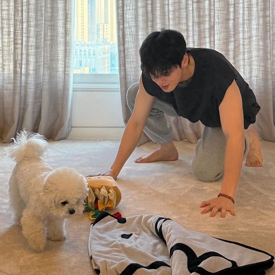 Behind-the-scenes cut of Cha Eunwoo