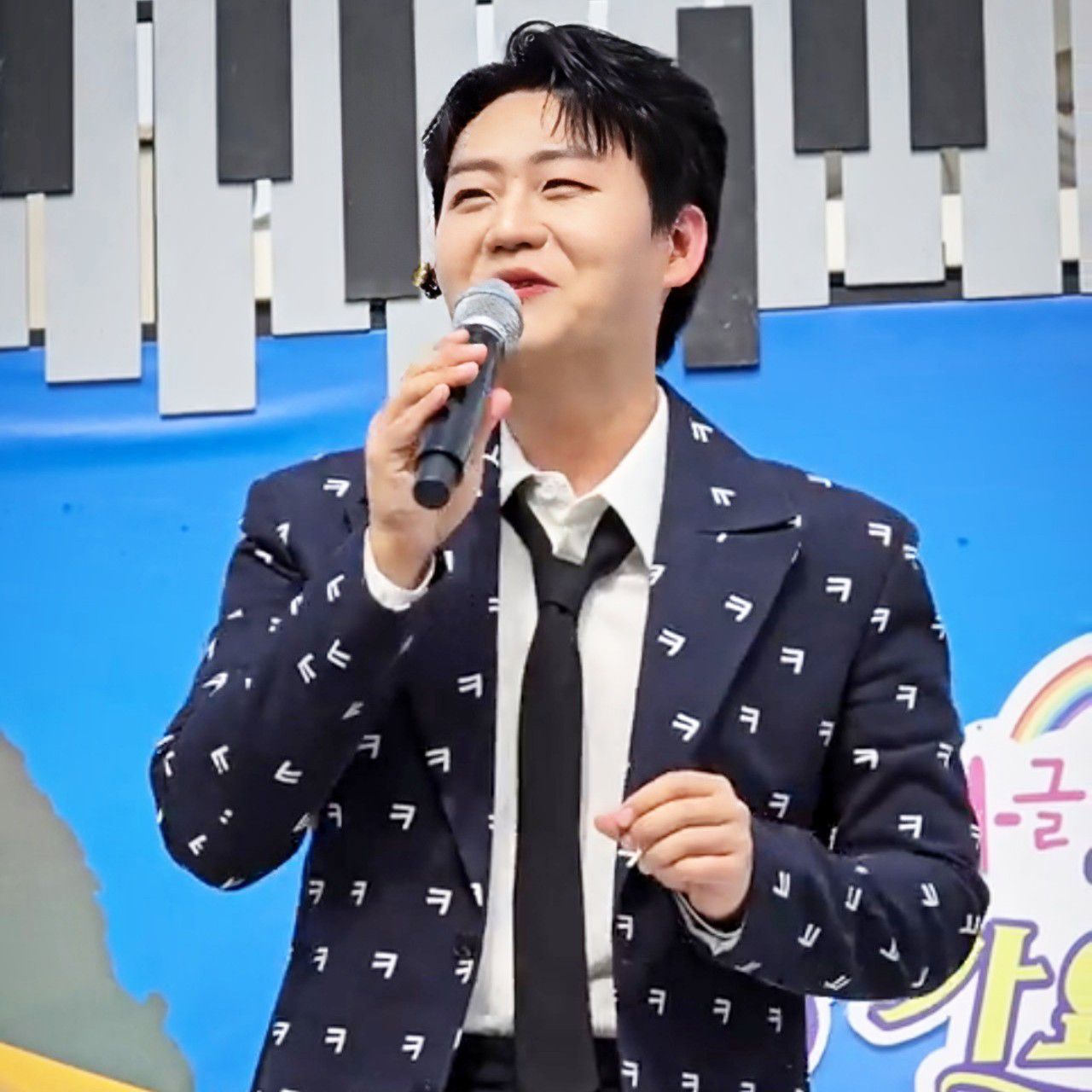 A moment captured by a fan of Min Soohyun