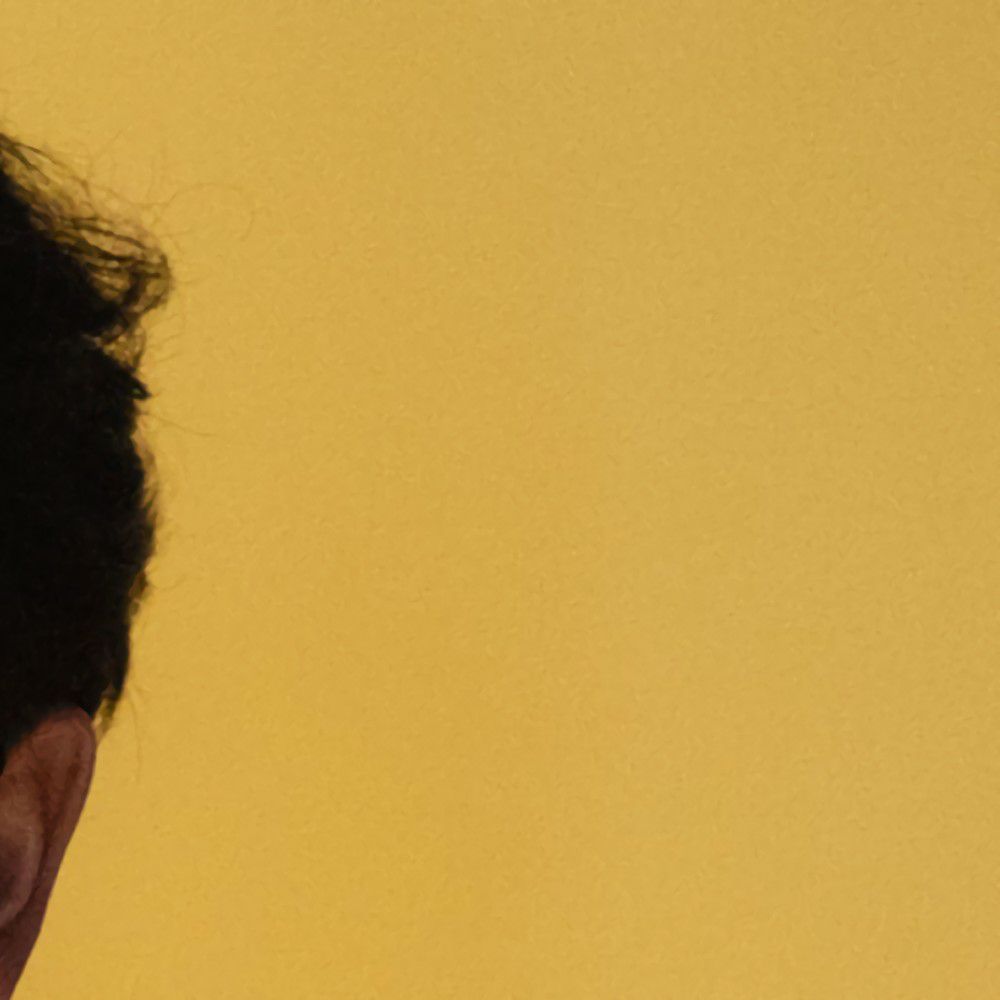 Behind-the-scenes cut of Ji Sung