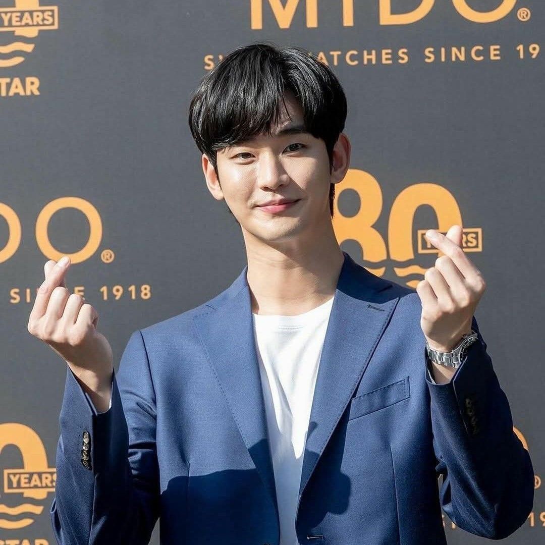 粉丝拍下的金秀贤瞬间