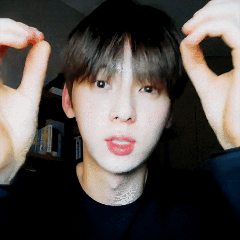 A moment captured by a fan of Hwang Minhyun