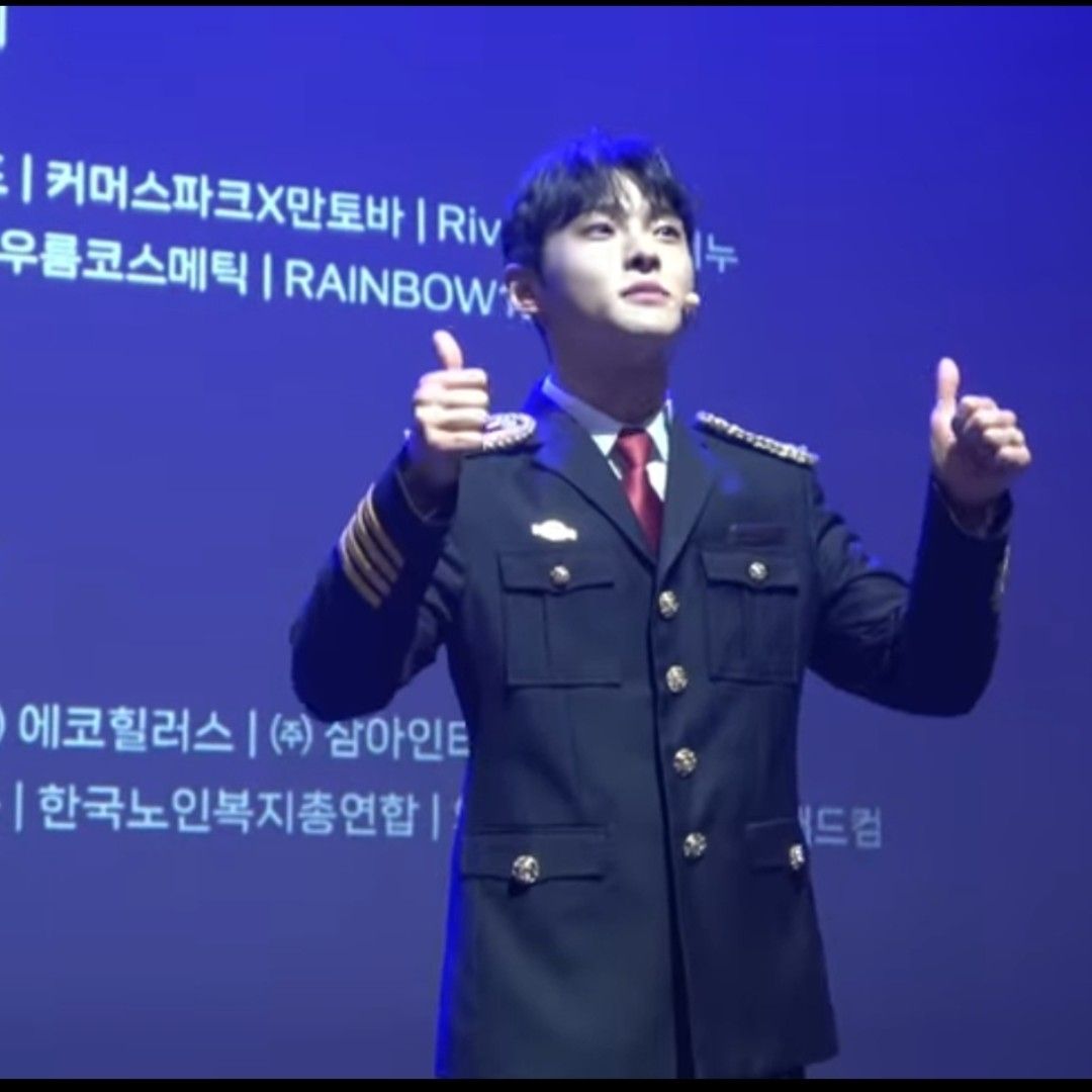 A moment captured by a fan of Seong Ri