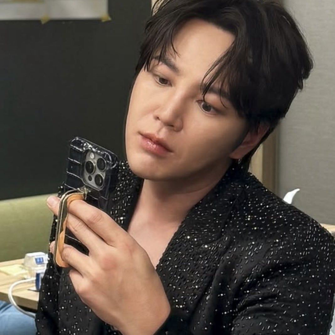 Recent activity shot of Jang Geunsuk