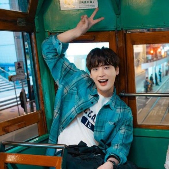 A moment captured by a fan of Lee Jongsuk