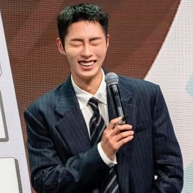 A moment captured by a fan of Lee Jaewook