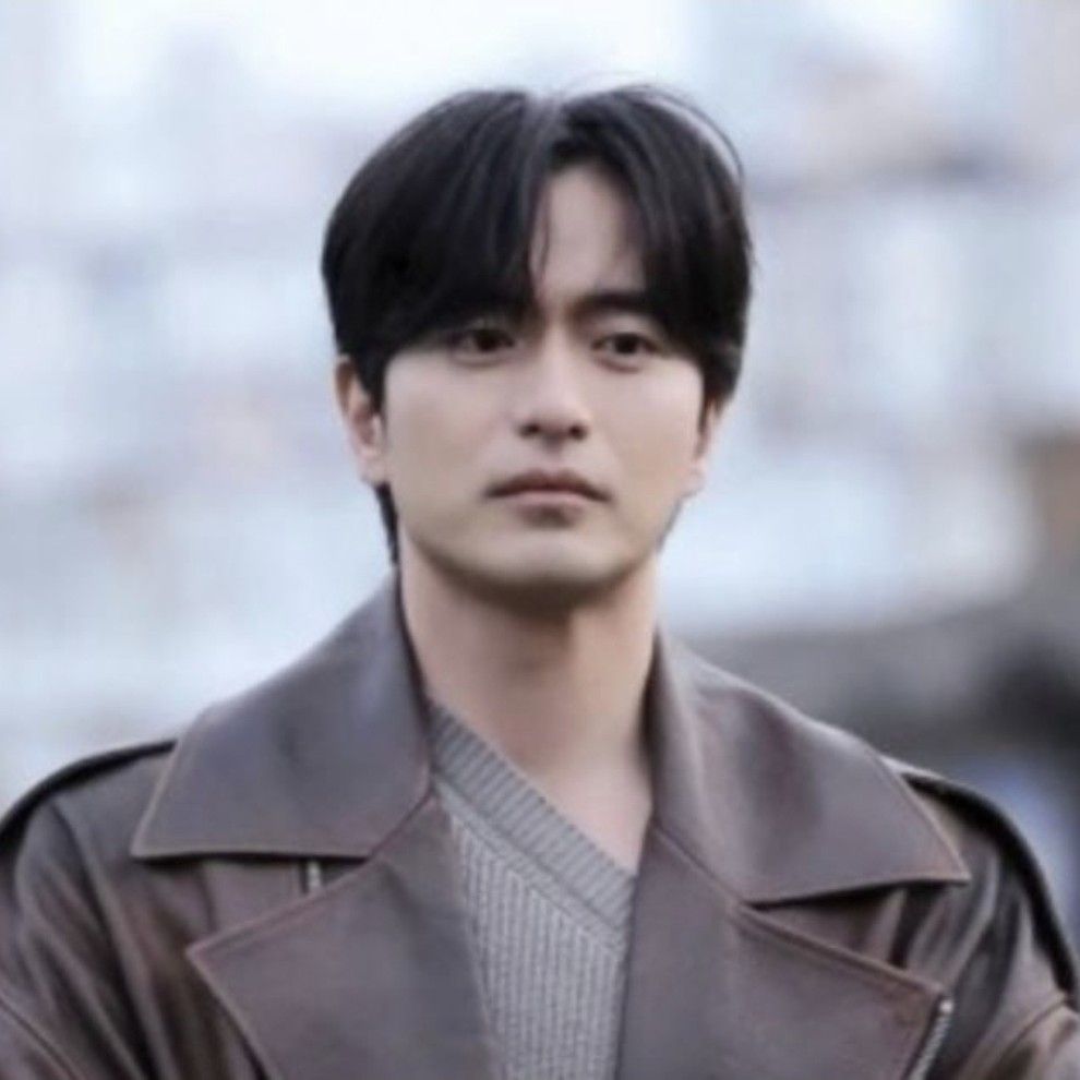 Behind-the-scenes cut of Lee Jinwook