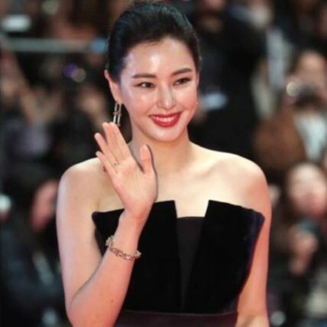 Behind-the-scenes cut of Lee Hanee