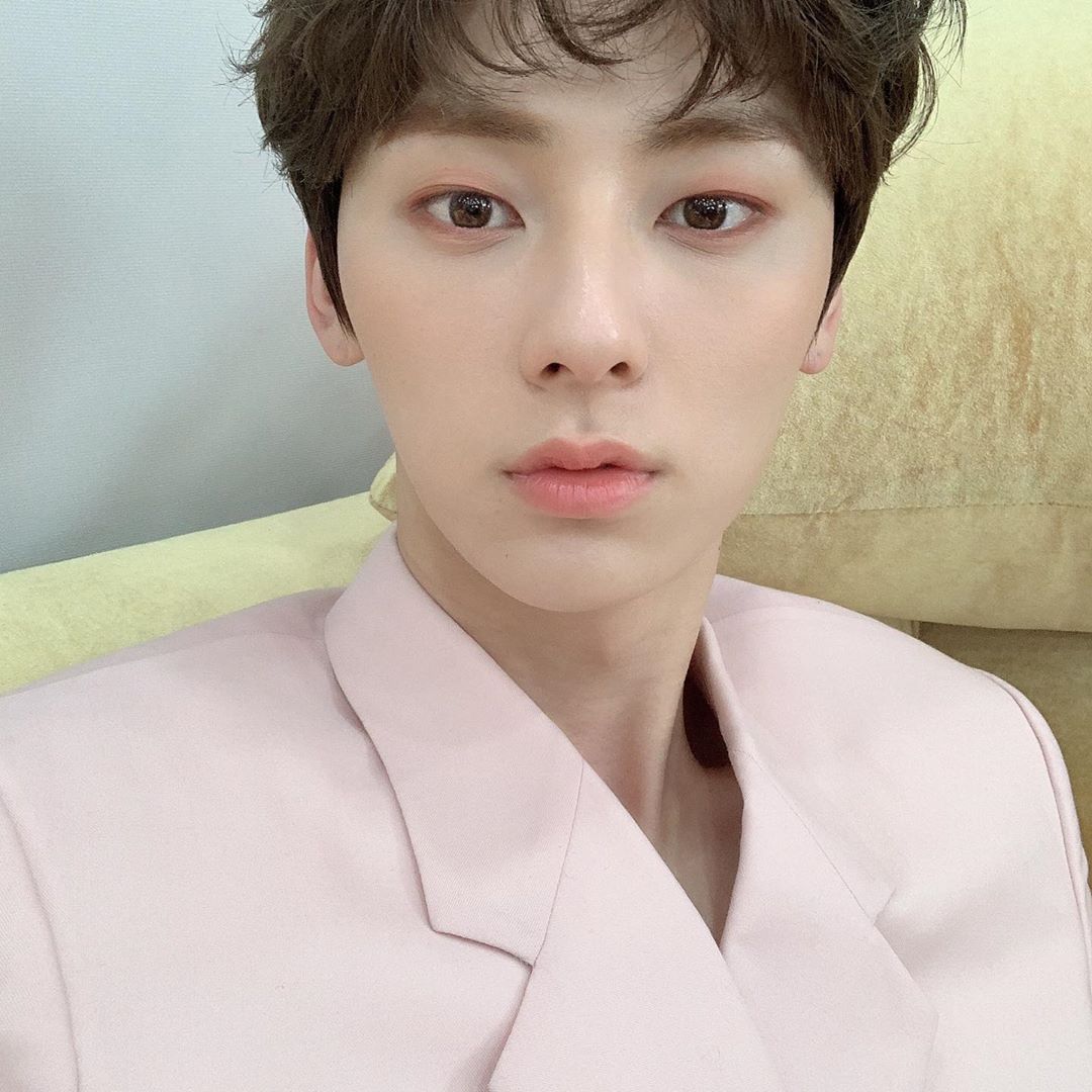 A moment captured by a fan of Hwang Minhyun