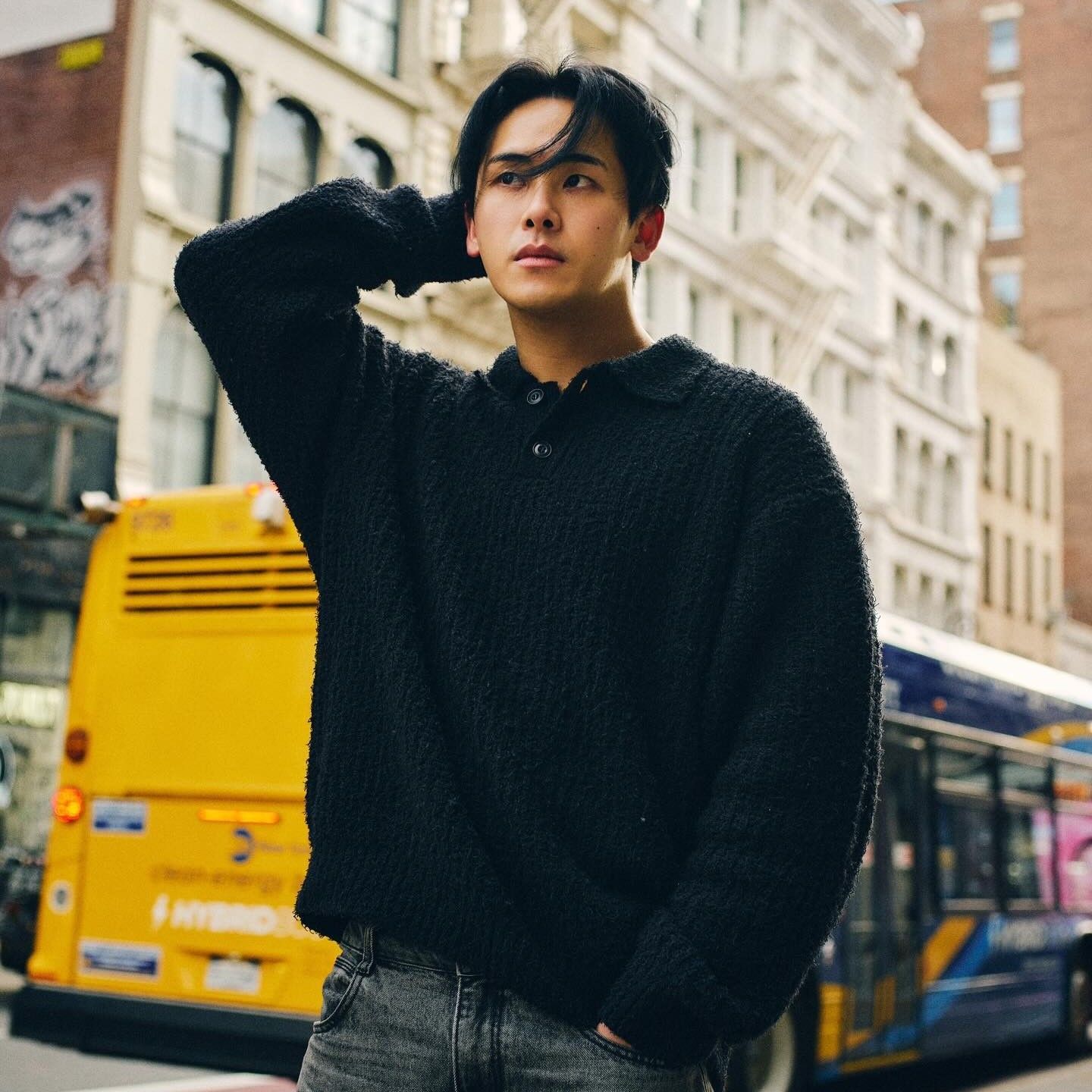 Behind-the-scenes cut of Hoya
