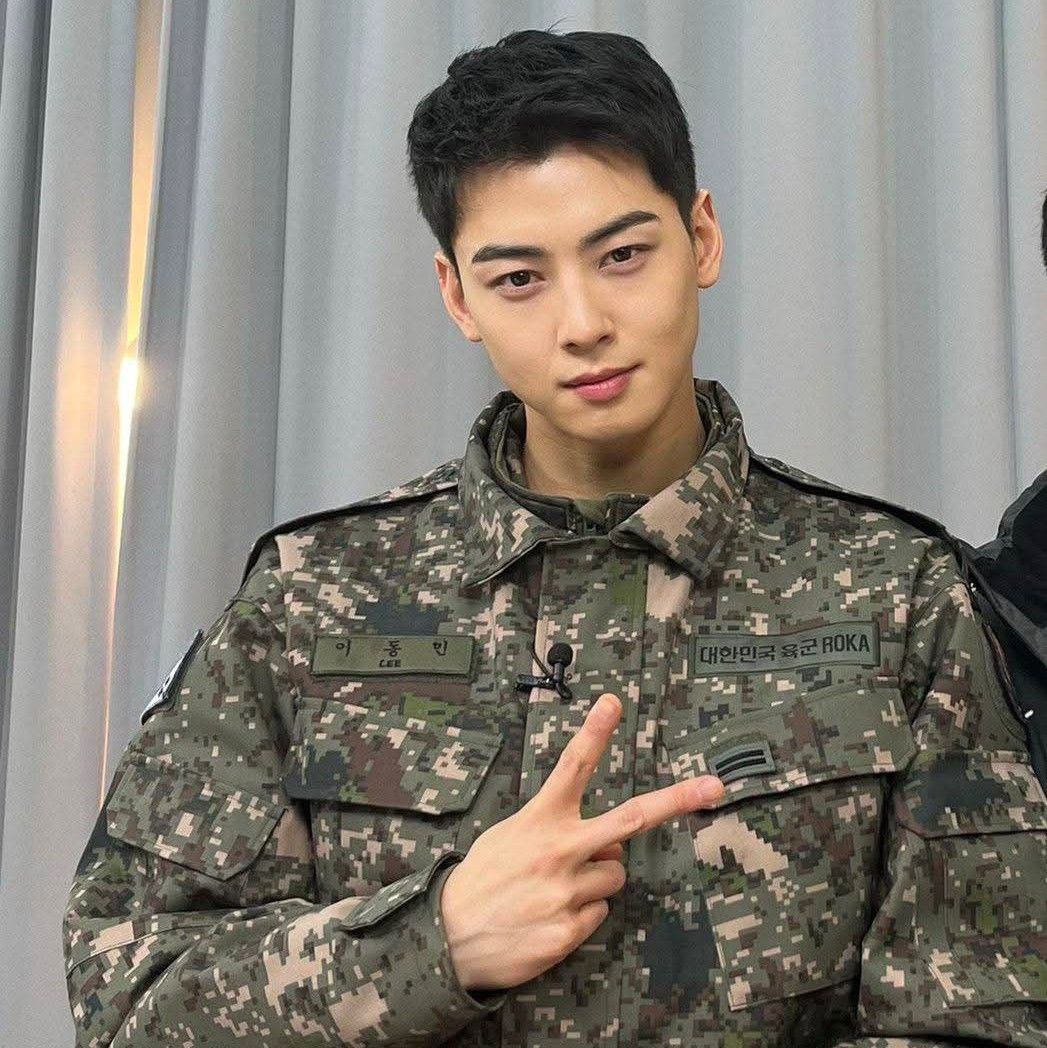 Behind-the-scenes cut of Cha Eunwoo