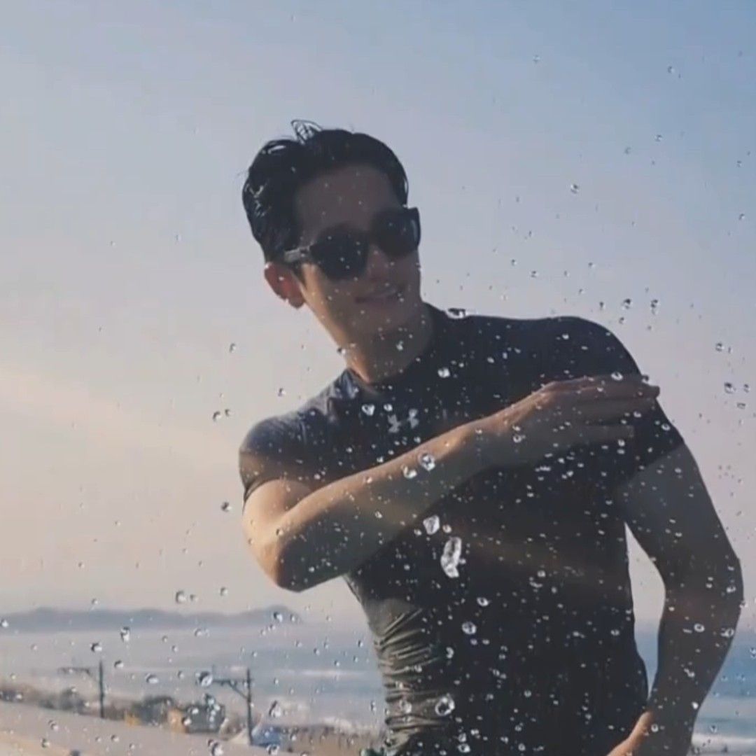 A moment captured by a fan of Park Sihoo
