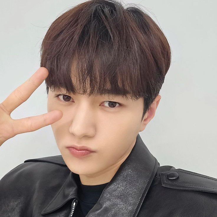 Recent activity shot of Kim Myungsoo (L)