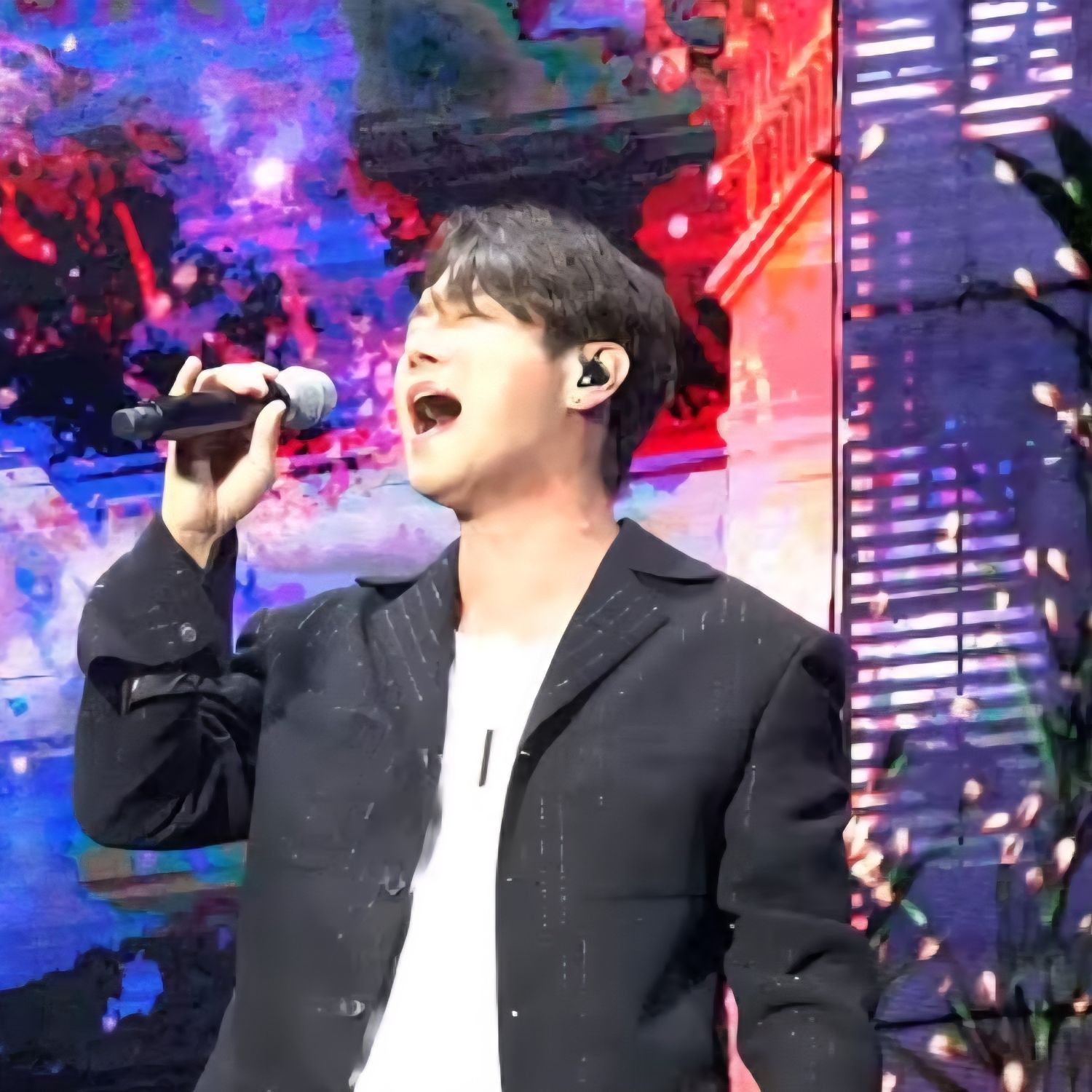 A moment captured by a fan of Hwanhee