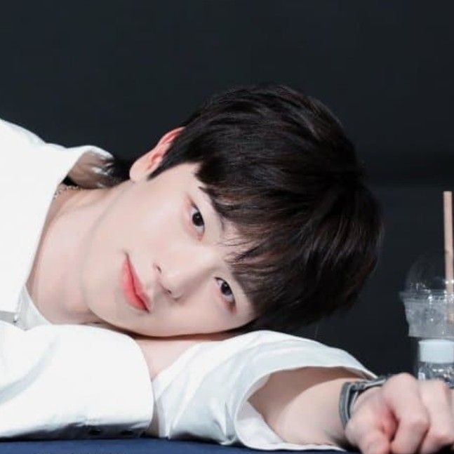 A moment captured by a fan of Yook Sungjae