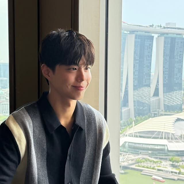 A moment captured by a fan of Park Bogum