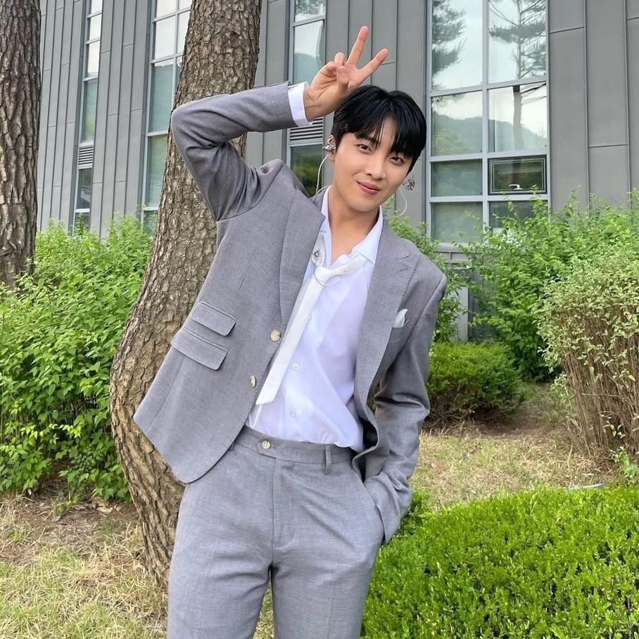 Behind-the-scenes cut of Hwang Yunsung