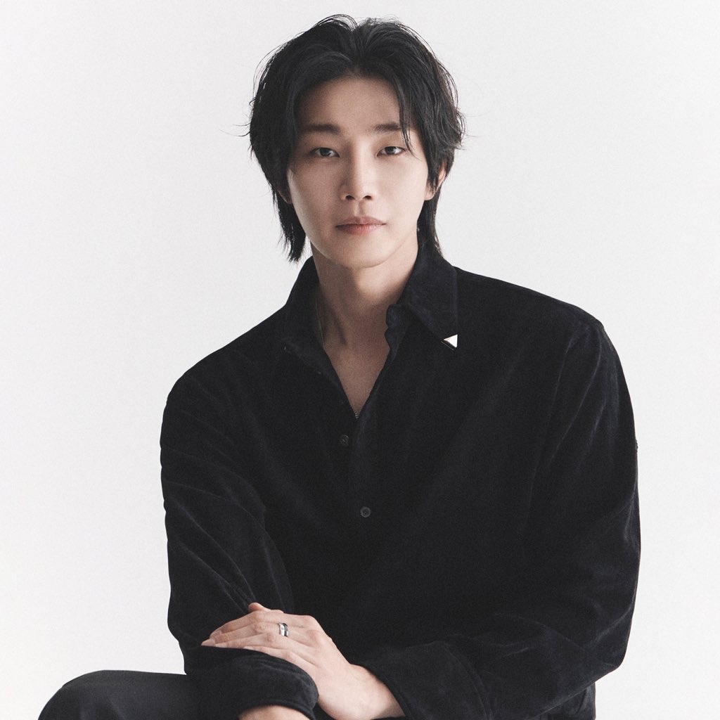 Behind-the-scenes cut of Kim Jaeyoung