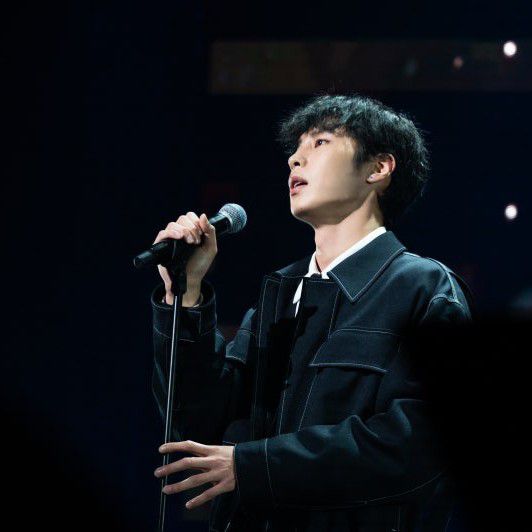 A moment captured by a fan of Lee Jaewook
