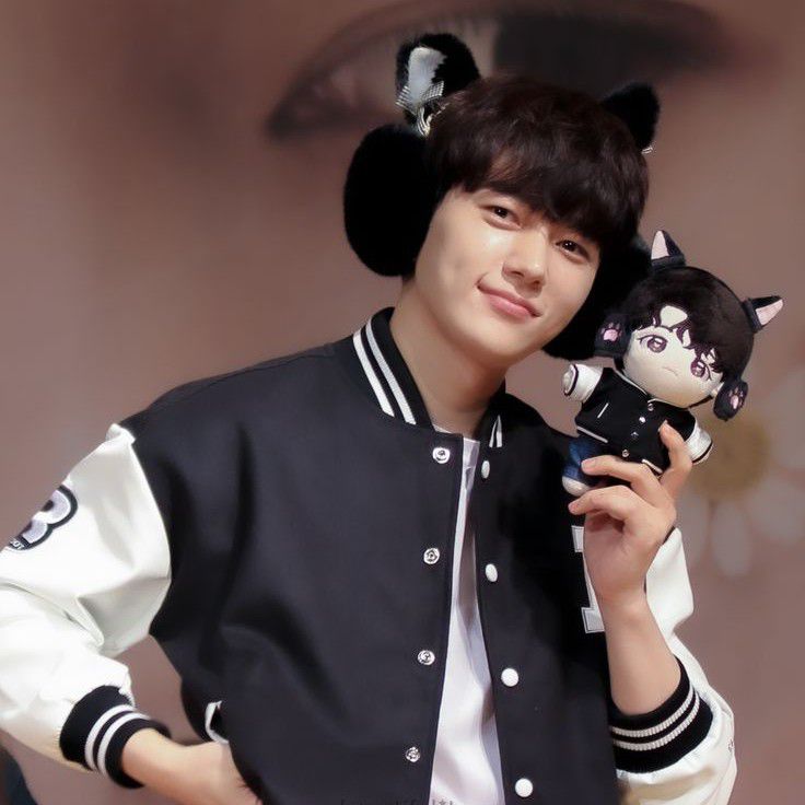 Behind-the-scenes cut of Kim Myungsoo (L)