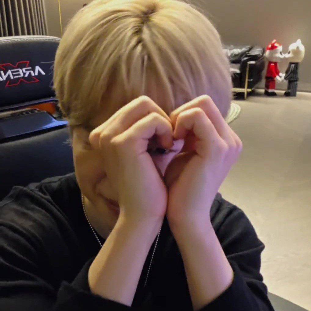 Behind-the-scenes cut of Ha Jimin