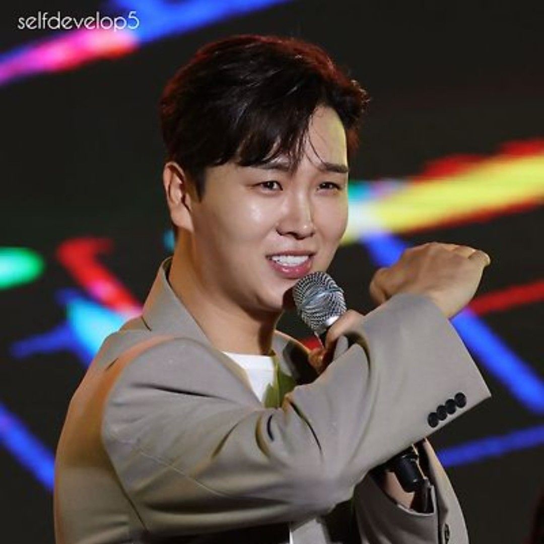 A moment captured by a fan of Song Minjun