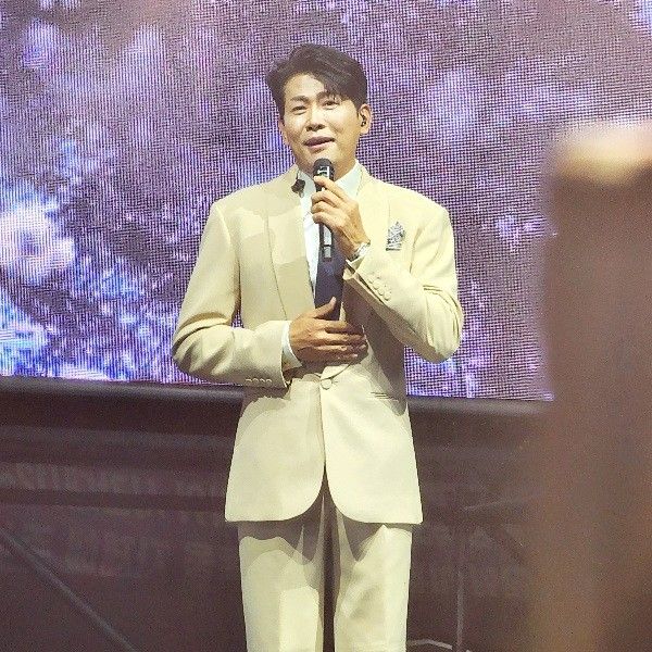 A moment captured by a fan of Kim Yongpil