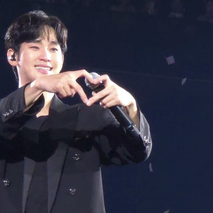 Foto kegiatan terbaru dari Kim Soohyun