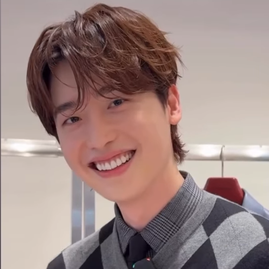 A moment captured by a fan of Lee Jongsuk