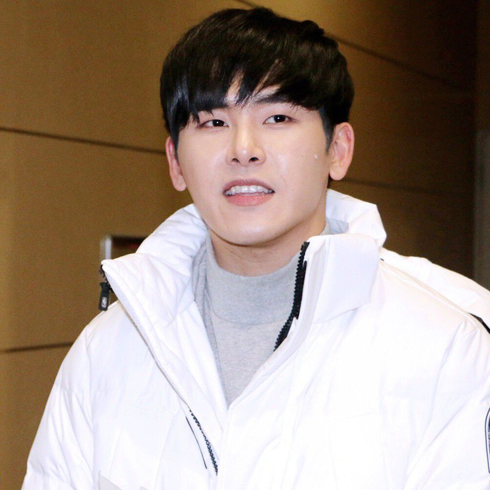 Behind-the-scenes cut of Hoya