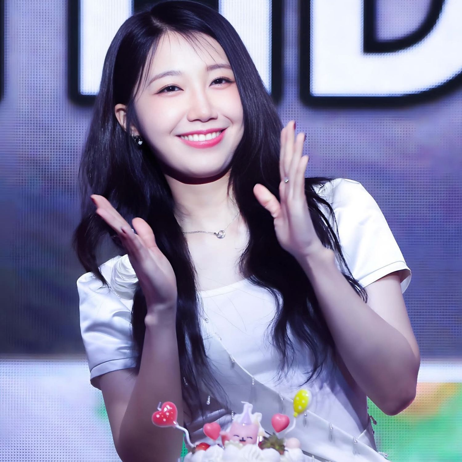 Behind-the-scenes cut of Jung Eunji