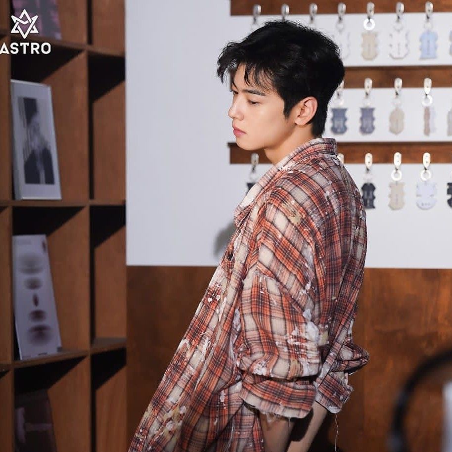 Behind-the-scenes cut of Cha Eunwoo