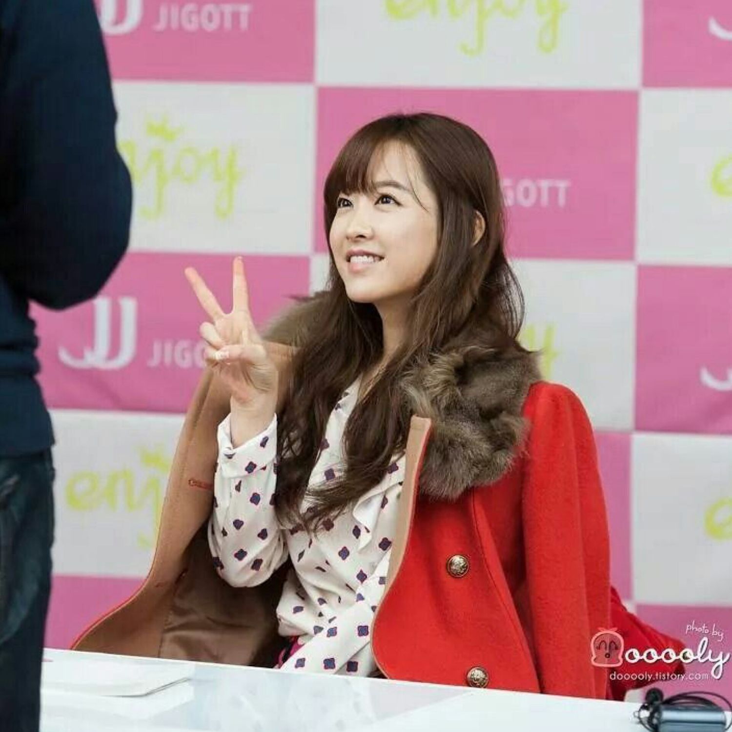 Behind-the-scenes cut of Park Boyoung