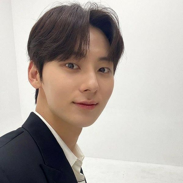 Foto profil populer Hwang Minhyun yang disukai penggemar