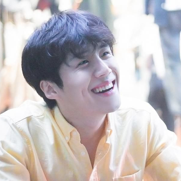 粉丝拍下的金宣虎瞬间