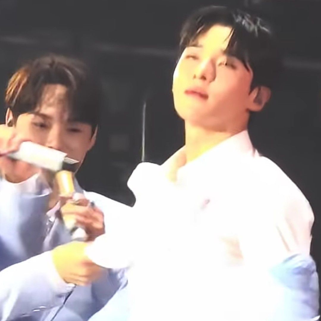 A moment captured by a fan of Seong Ri