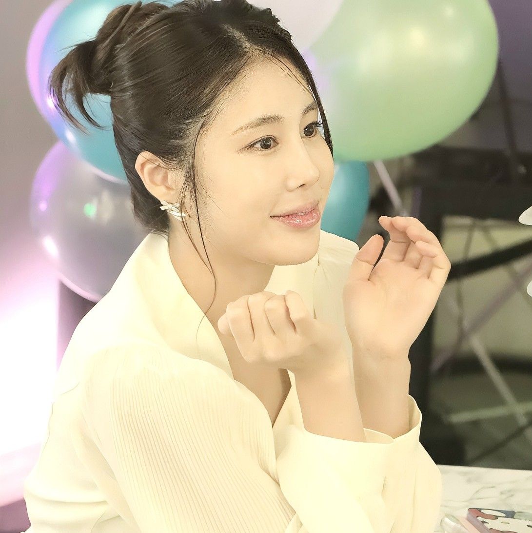 Behind-the-scenes cut of Kim Soyou
