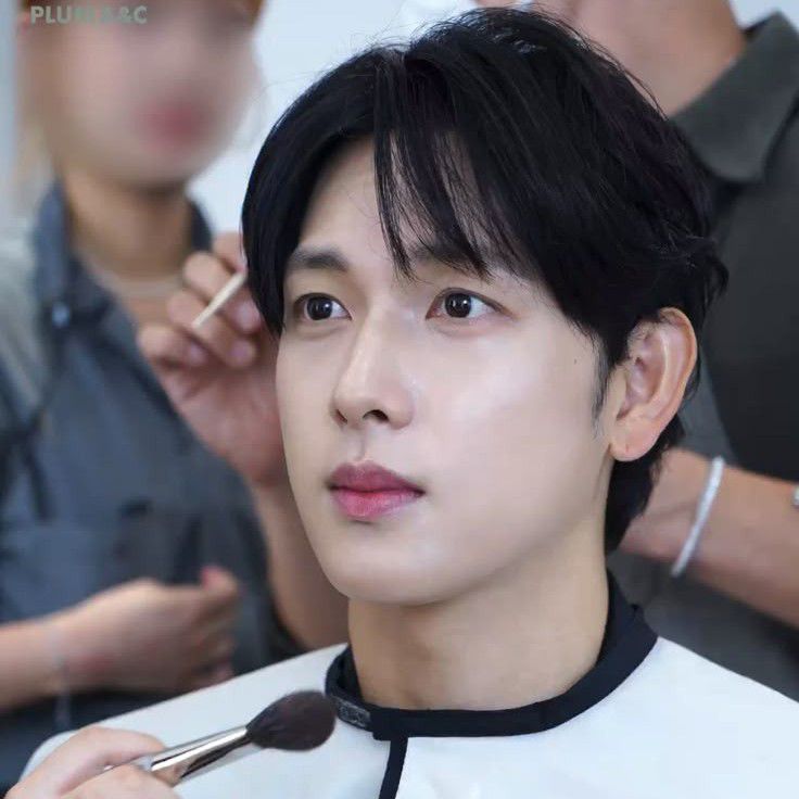 Behind-the-scenes cut of Lim Siwan