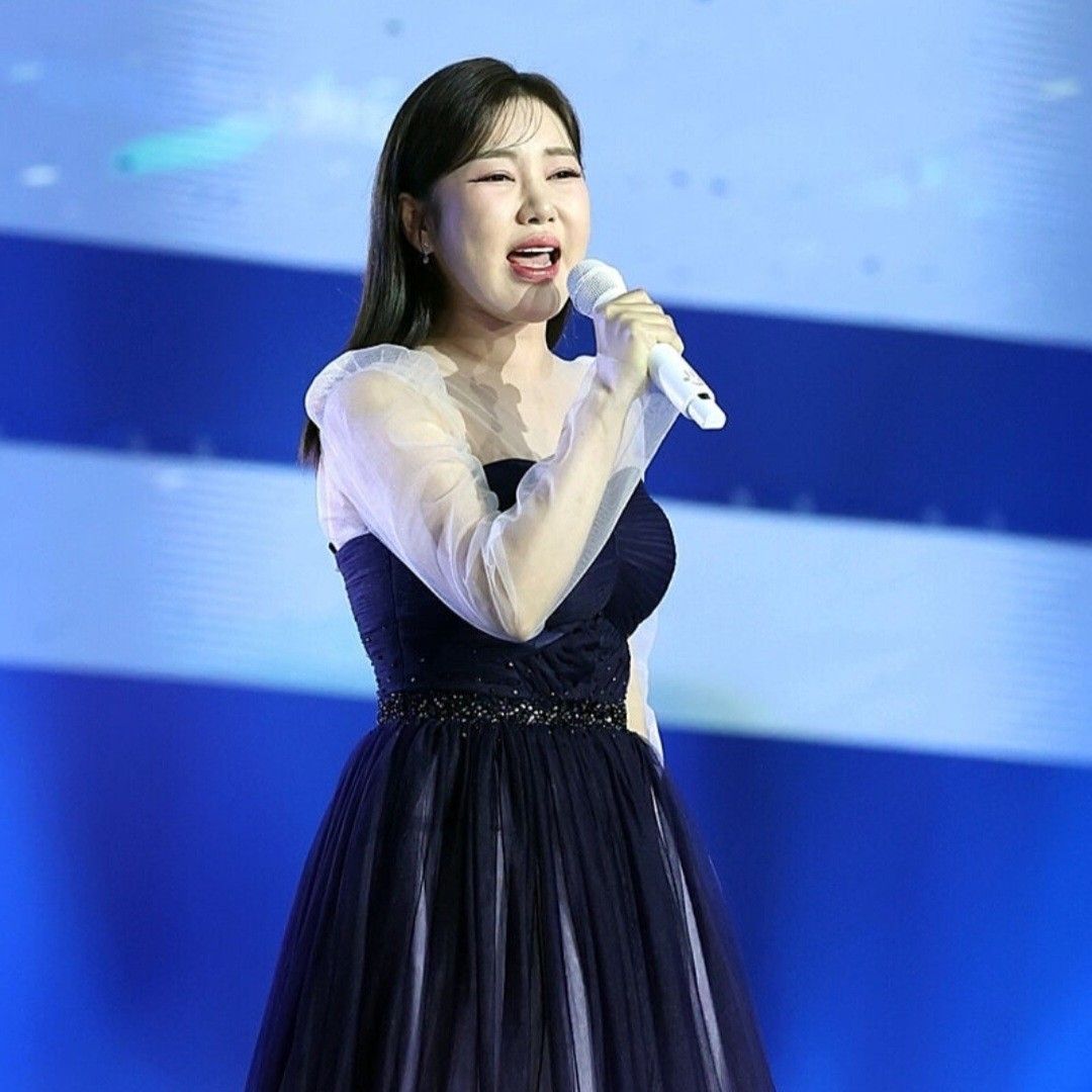 A moment captured by a fan of Song Gain