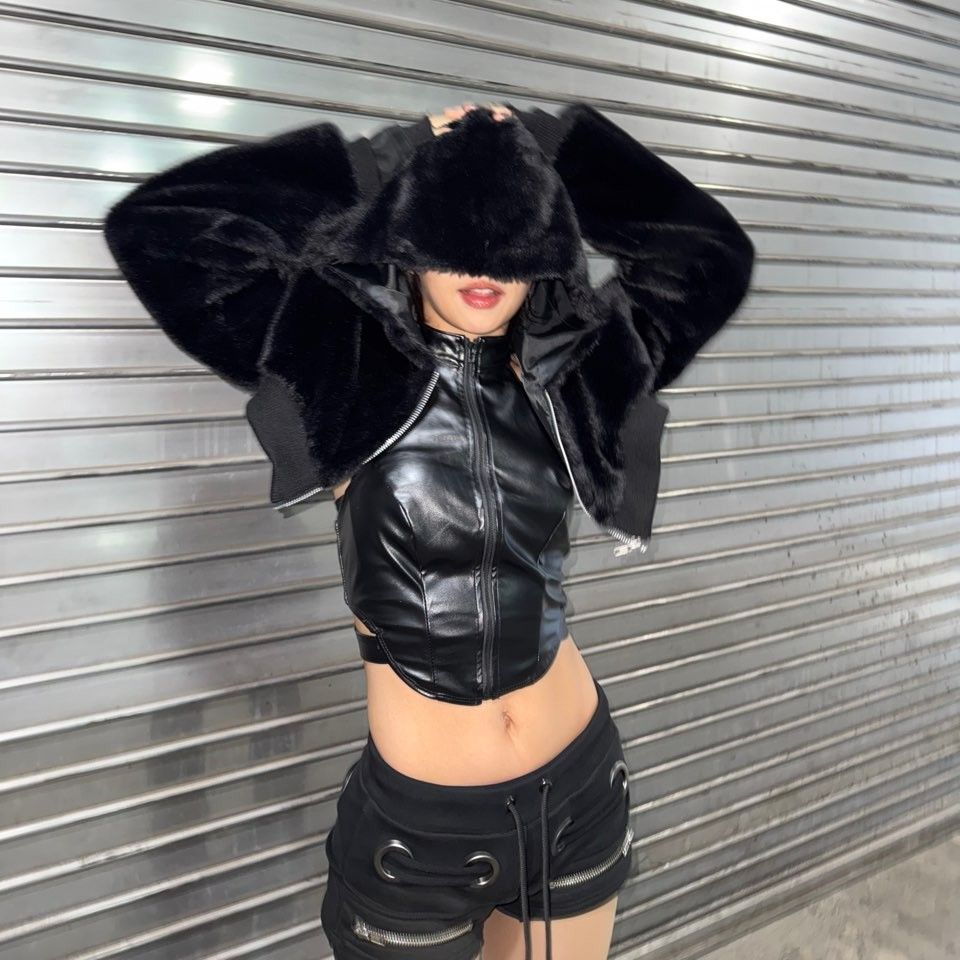 Behind-the-scenes cut of Aiki