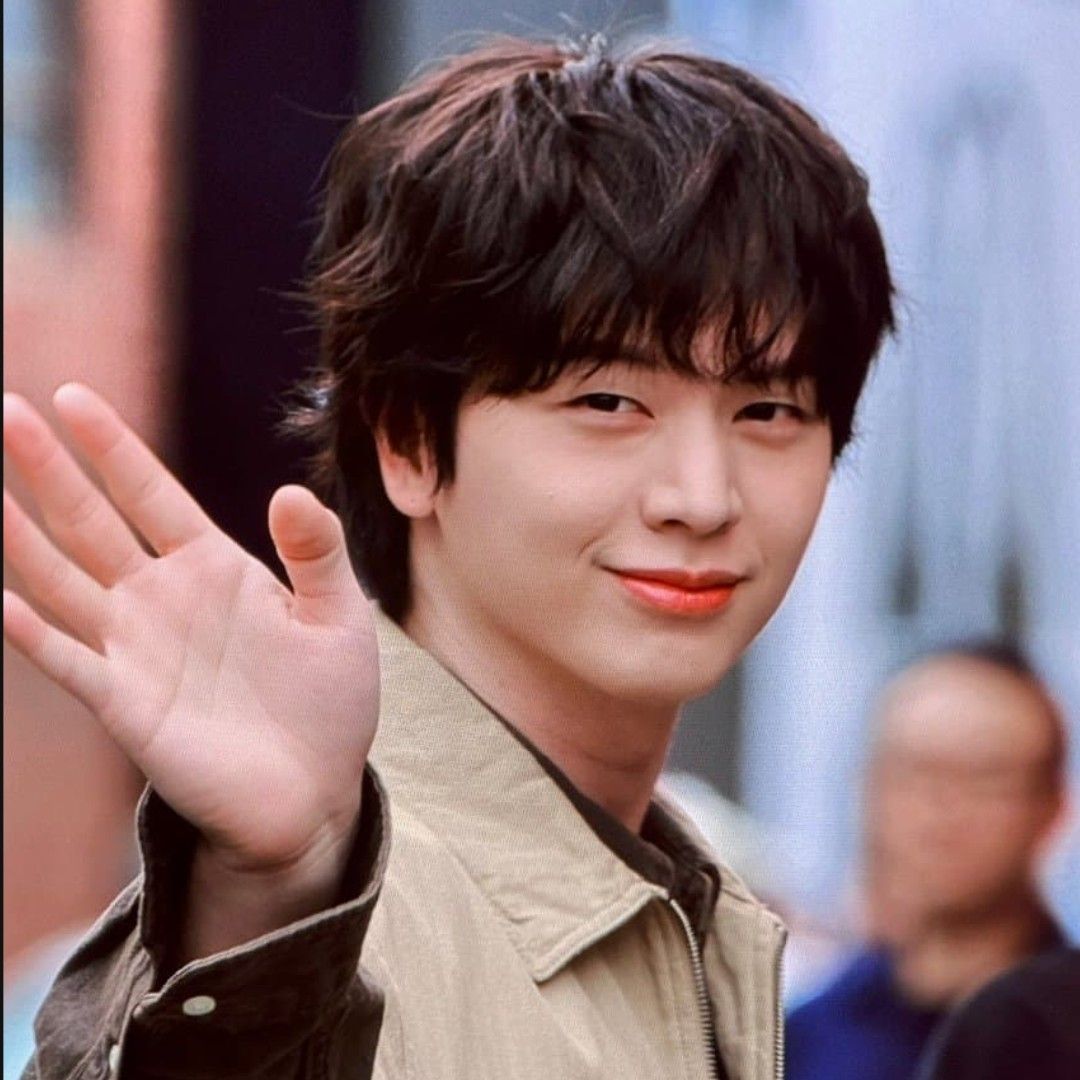 A moment captured by a fan of Yook Sungjae
