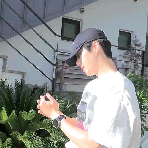 Behind-the-scenes cut of Kim Seonho