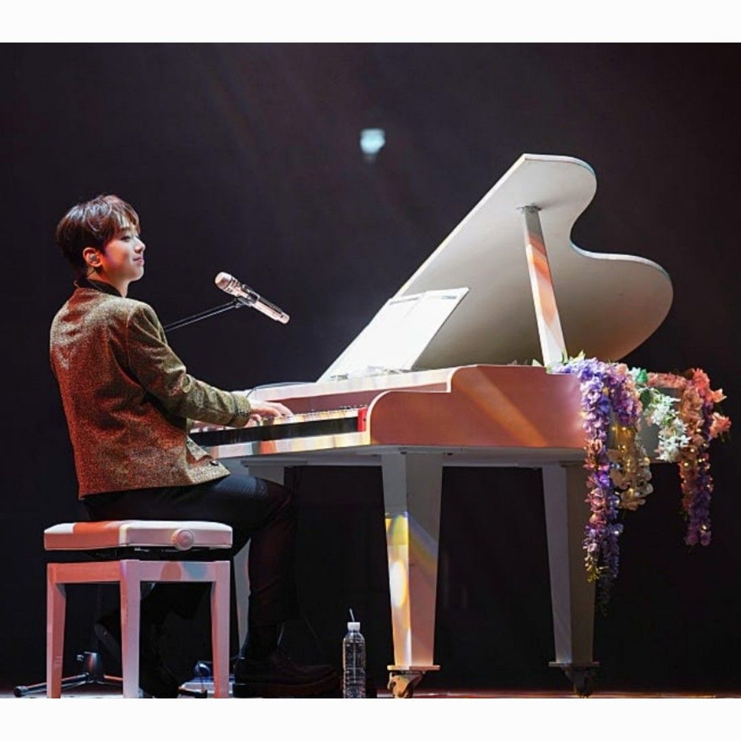 A moment captured by a fan of Lee Chanwon