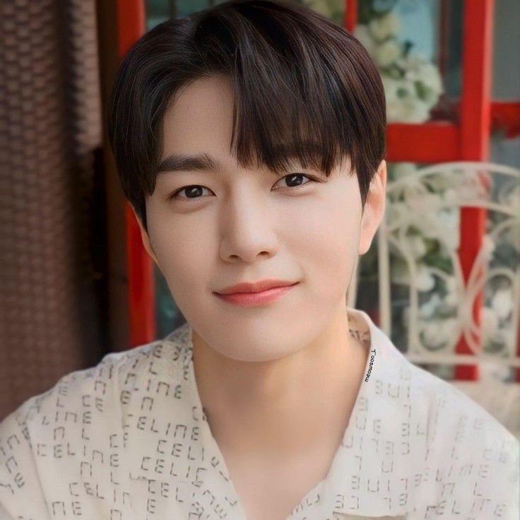A moment captured by a fan of Kim Myungsoo (L)