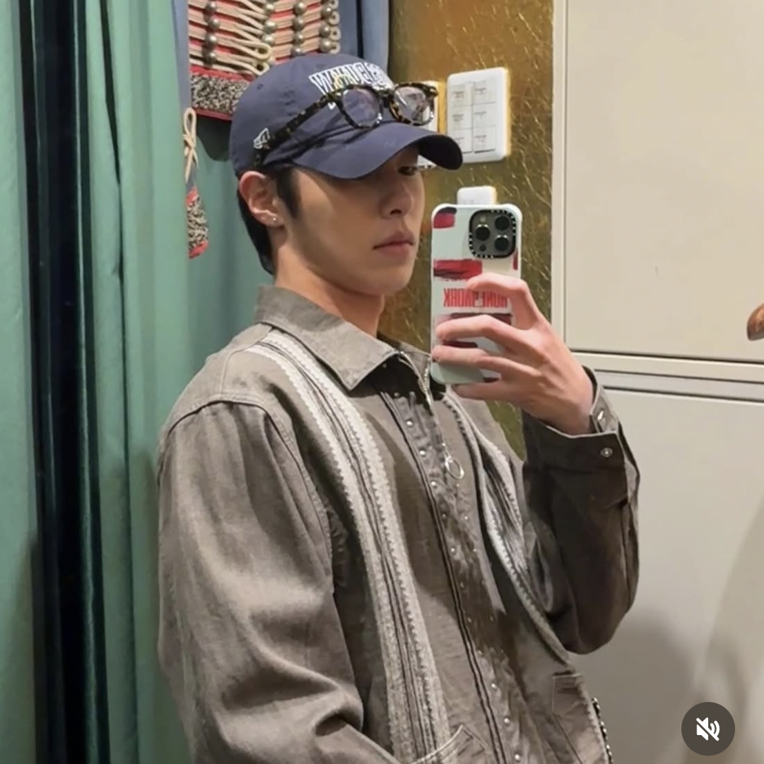 A moment captured by a fan of Lee Jaewook