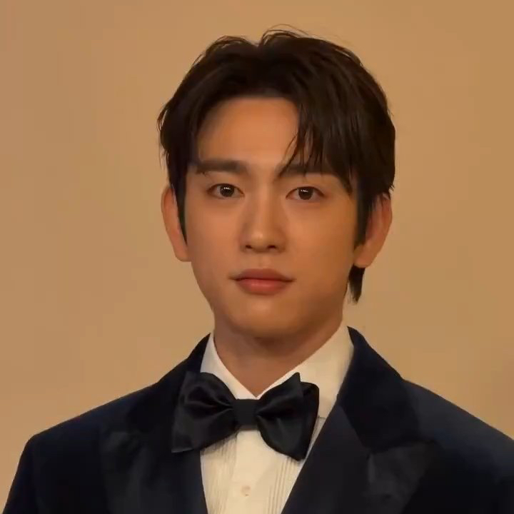 Behind-the-scenes cut of Park Jinyoung