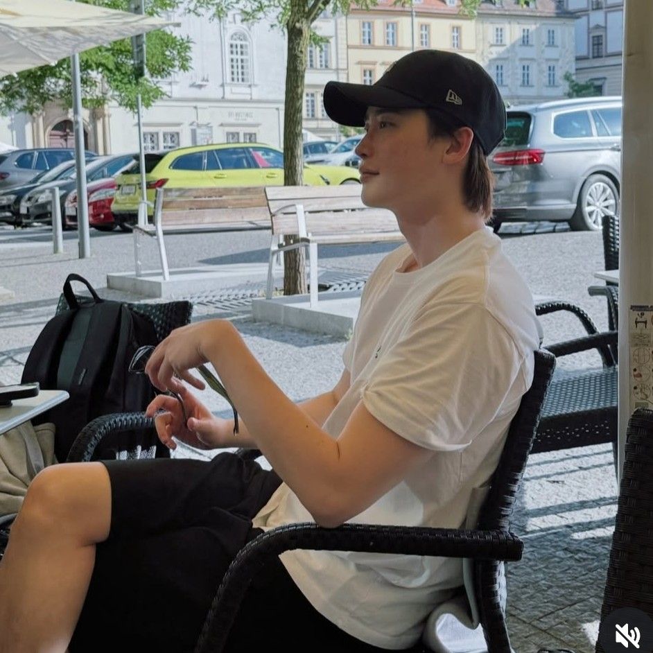 Behind-the-scenes cut of Lee Jongsuk