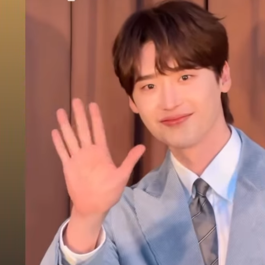 A moment captured by a fan of Lee Jongsuk