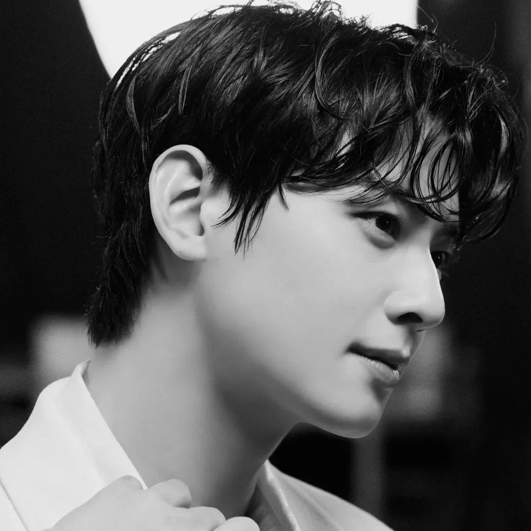 Recent activity shot of Cha Eunwoo