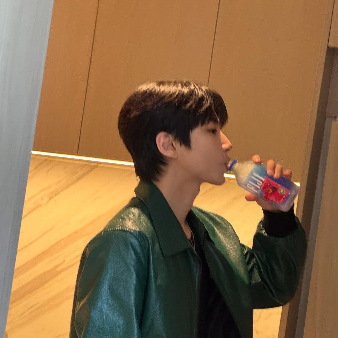 A moment captured by a fan of Hwang Inyoup