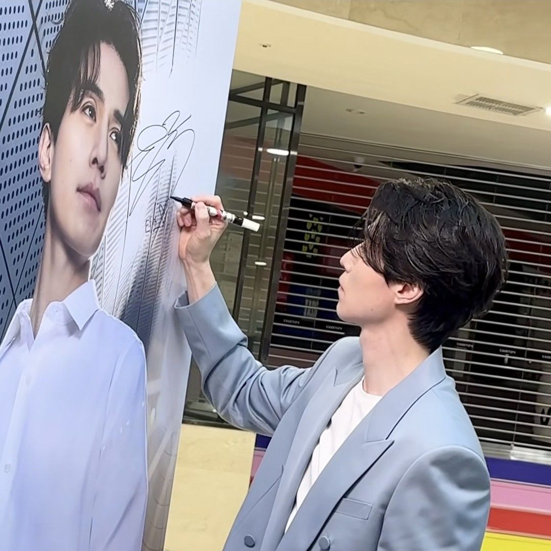 Recent activity shot of Lee Dongwook